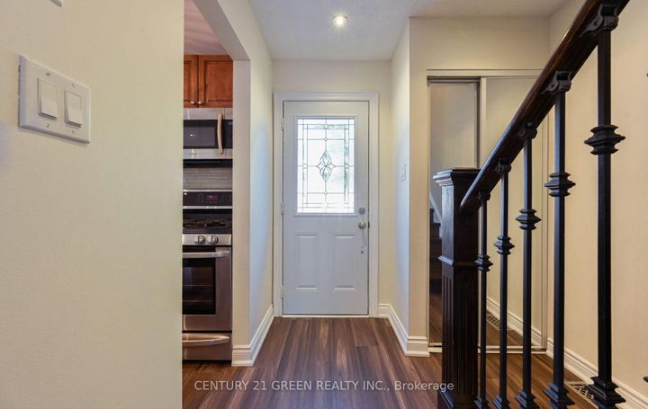 Photo 3 at 1 Greenarrow Court, Brampton North, Brampton