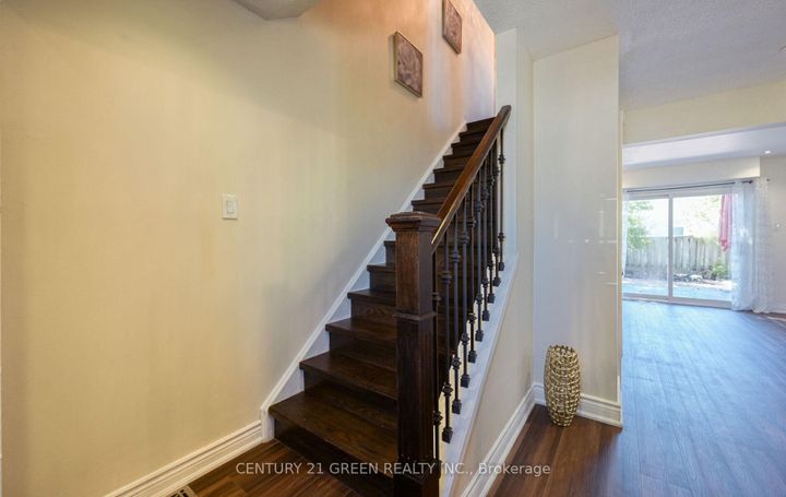 Photo 4 at 1 Greenarrow Court, Brampton North, Brampton