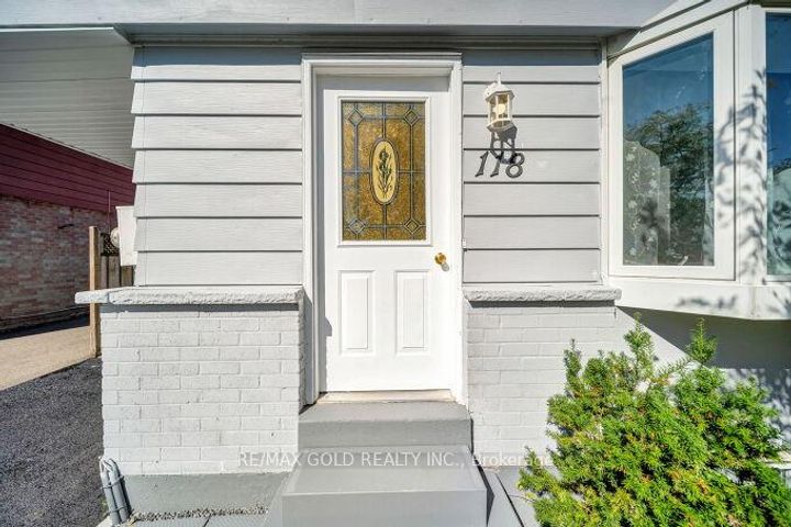 Photo 2 at 118 Archdekin Drive, Madoc, Brampton