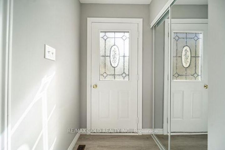 Photo 3 at 118 Archdekin Drive, Madoc, Brampton