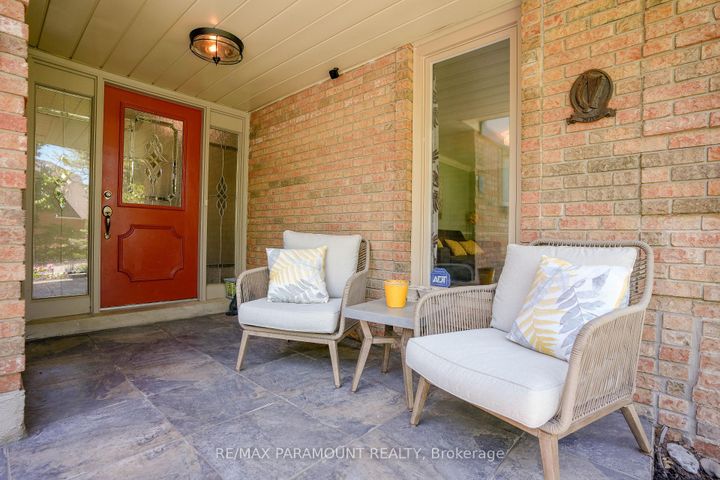 Photo 2 at 44 Cairnmore Court, Snelgrove, Brampton