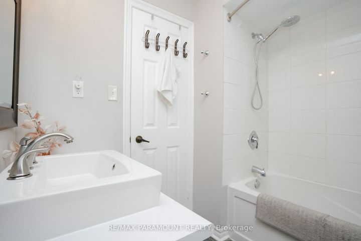 Photo 28 at 44 Cairnmore Court, Snelgrove, Brampton