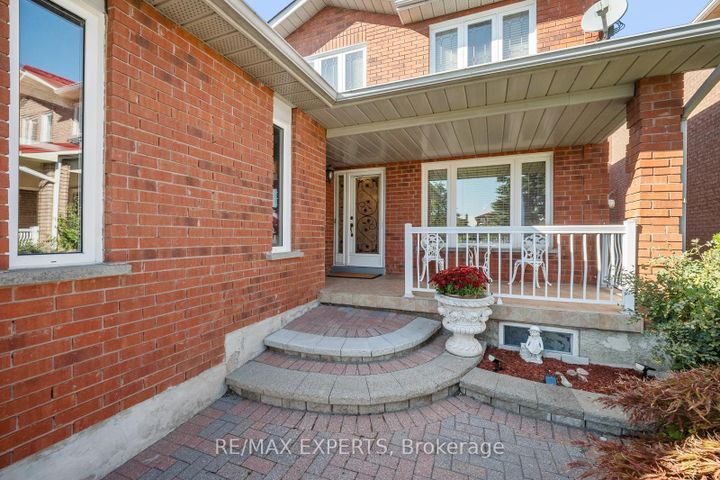 Photo 2 at 118 Chancellor Drive, East Woodbridge, Vaughan