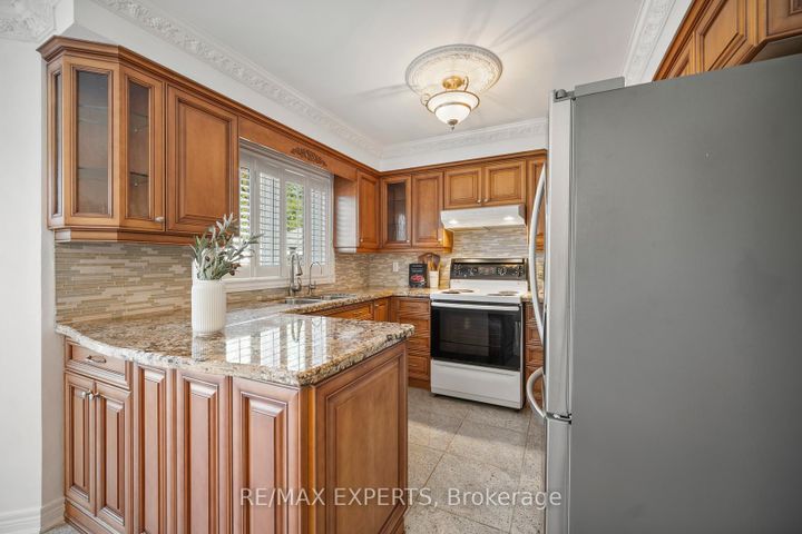 Photo 13 at 118 Chancellor Drive, East Woodbridge, Vaughan