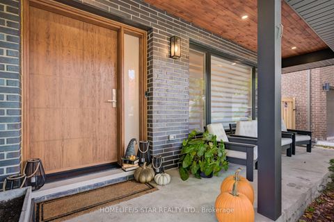 Photo 2 at 7 KINGSBOROUGH Crescent, Richview, Toronto