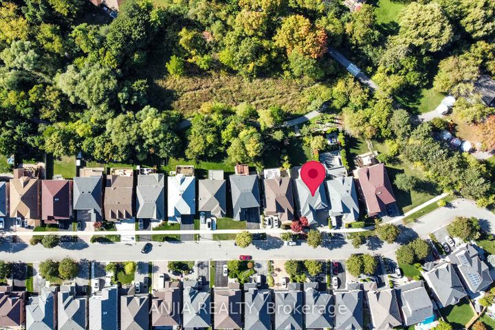 Photo 2 at 30 Annina Crescent, South Unionville, Markham