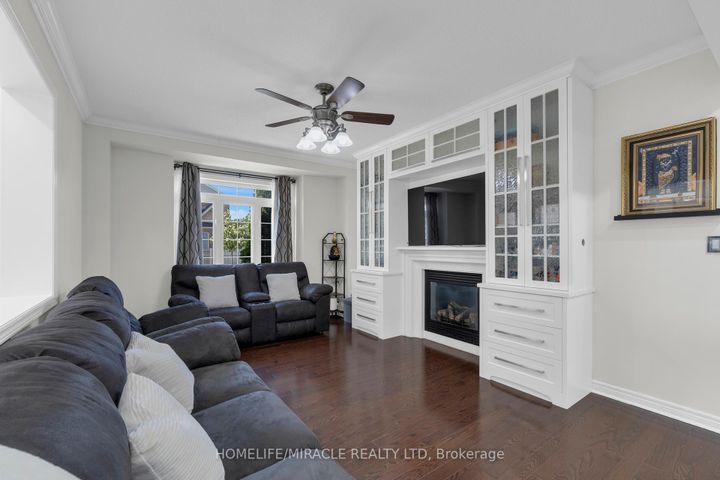 Photo 2 at 129 Vipond Way, Bradford, Bradford West Gwillimbury