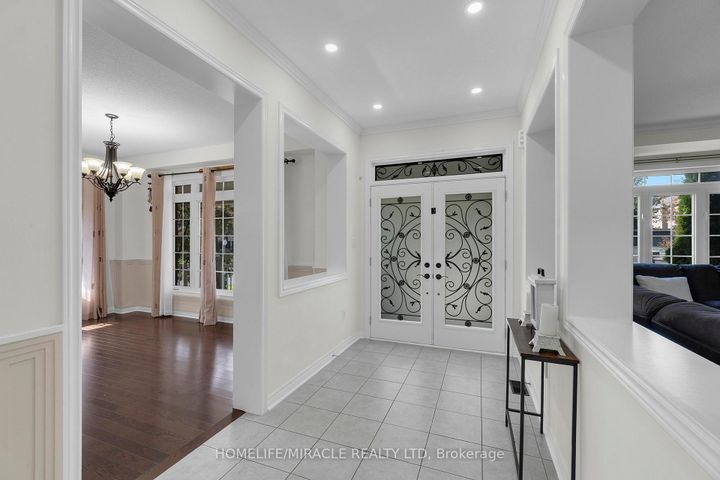 Photo 11 at 129 Vipond Way, Bradford, Bradford West Gwillimbury