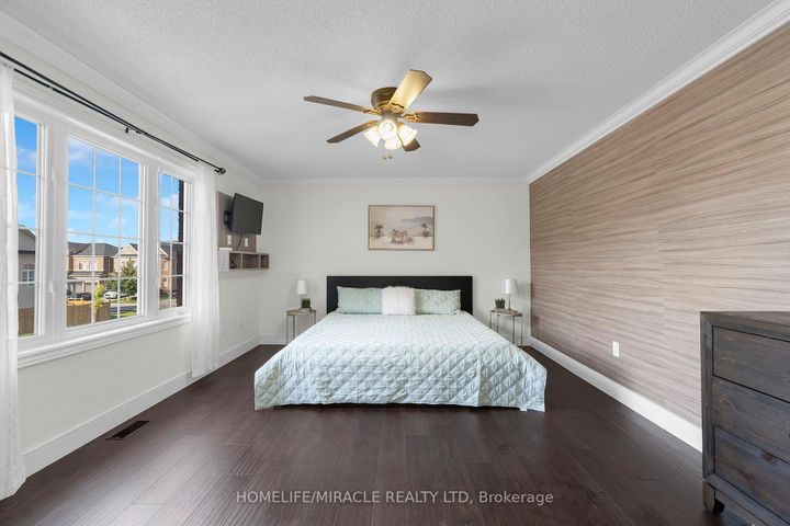 Photo 24 at 129 Vipond Way, Bradford, Bradford West Gwillimbury