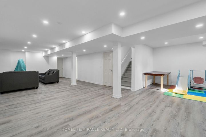 Photo 31 at 129 Vipond Way, Bradford, Bradford West Gwillimbury