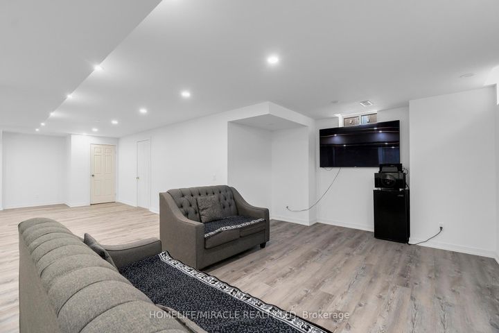 Photo 33 at 129 Vipond Way, Bradford, Bradford West Gwillimbury