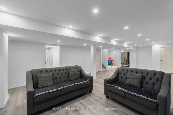 Photo 34 at 129 Vipond Way, Bradford, Bradford West Gwillimbury