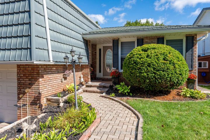 Photo 2 at 27 Hillside Drive, Georgetown, Halton Hills