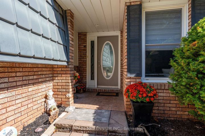 Photo 3 at 27 Hillside Drive, Georgetown, Halton Hills