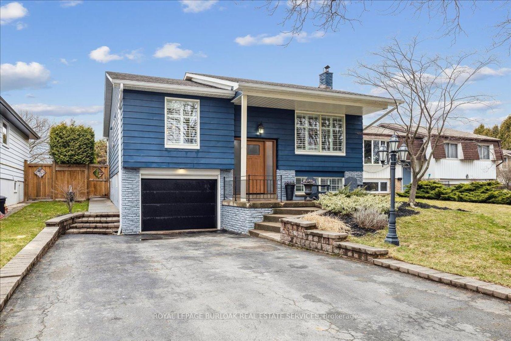 692 Catalina Crescent, Shoreacres, Burlington 