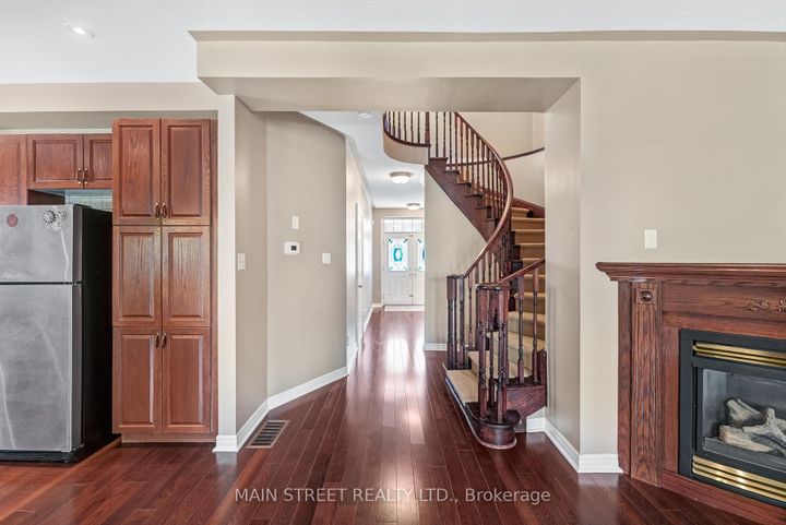 Photo 13 at 110 Tierra Avenue, Vellore Village, Vaughan