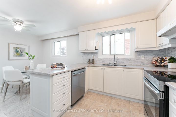 Photo 15 at 3560 Haven Glenn, Applewood, Mississauga