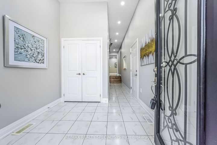 Photo 4 at 16 Dalbeattie Drive, Bram West, Brampton