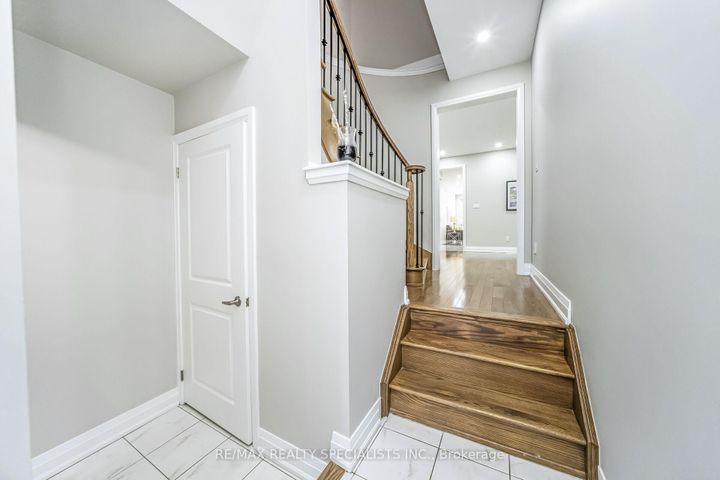 Photo 6 at 16 Dalbeattie Drive, Bram West, Brampton