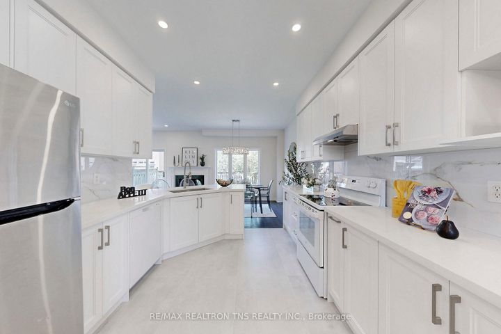 Photo 13 at 28 Golden Oak Avenue, Rouge Woods, Richmond Hill