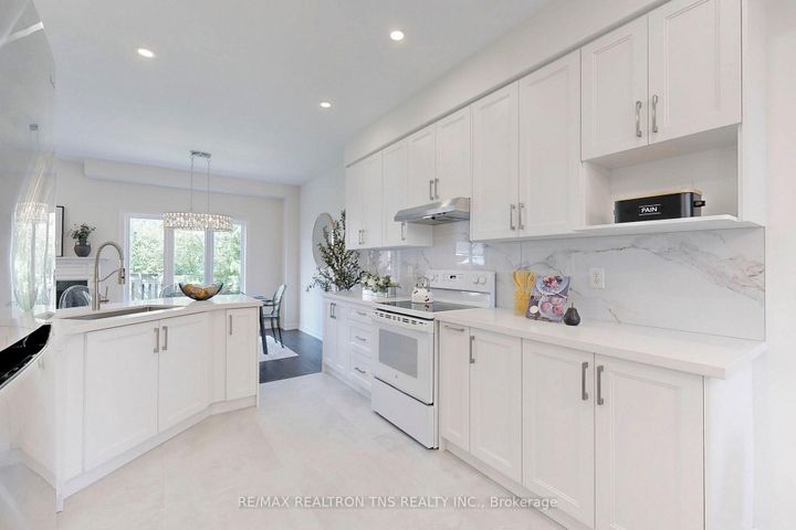 Photo 14 at 28 Golden Oak Avenue, Rouge Woods, Richmond Hill