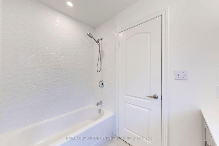 Photo 31 at 28 Golden Oak Avenue, Rouge Woods, Richmond Hill
