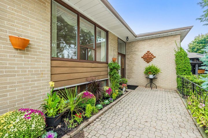 Photo 2 at 8 Charnwood Road, Don Mills, Toronto