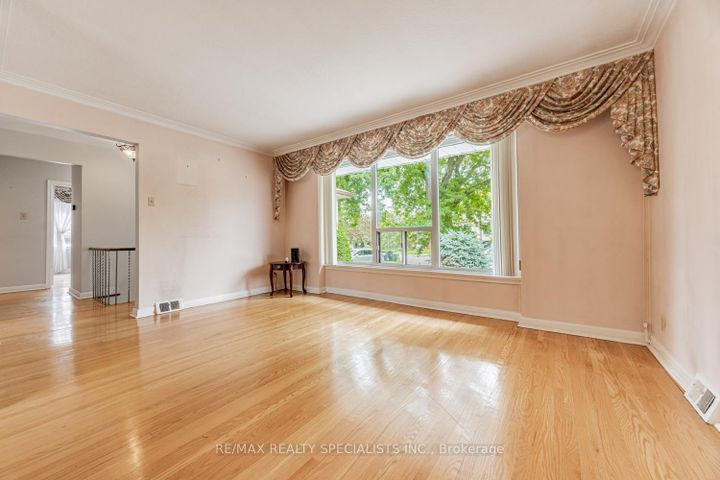 Photo 3 at 8 Charnwood Road, Don Mills, Toronto