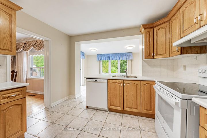 Photo 9 at 8 Charnwood Road, Don Mills, Toronto