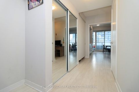 Photo 3 at 1011 - 2221 Yonge Street, Mount Pleasant West, Toronto
