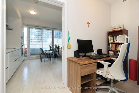Photo 6 at 1011 - 2221 Yonge Street, Mount Pleasant West, Toronto