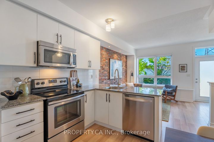 Photo 6 at 2 - 96 Caledonia Park Road, Davenport, Toronto