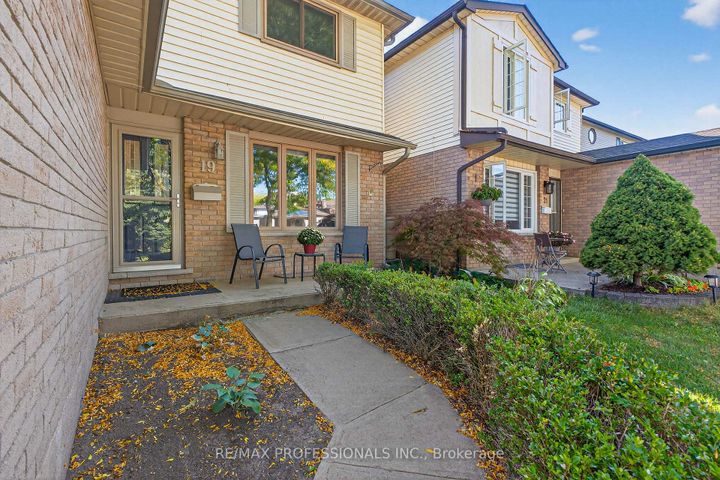 Photo 1 at 19 Salina Place, Stoney Creek, Hamilton