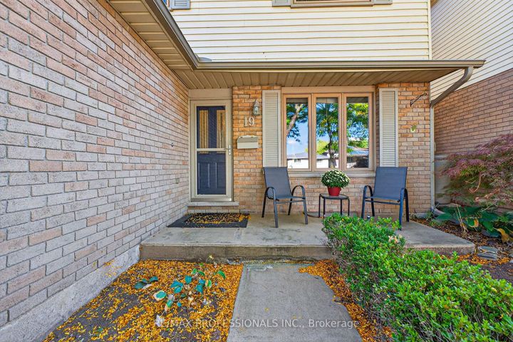 Photo 2 at 19 Salina Place, Stoney Creek, Hamilton