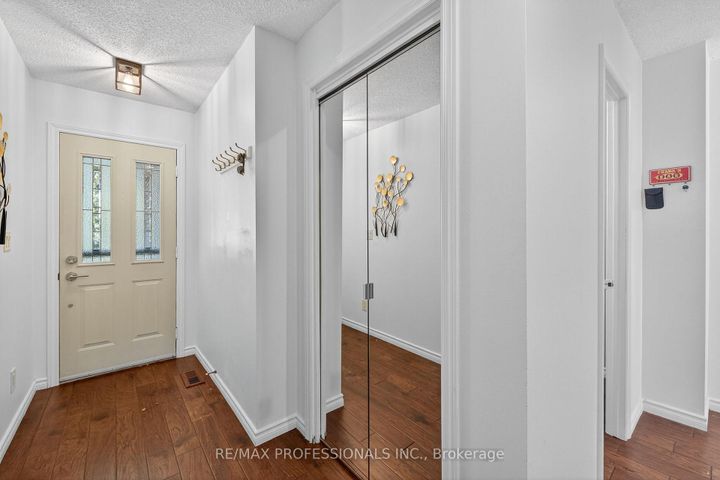 Photo 3 at 19 Salina Place, Stoney Creek, Hamilton