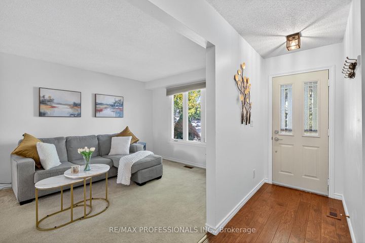 Photo 4 at 19 Salina Place, Stoney Creek, Hamilton