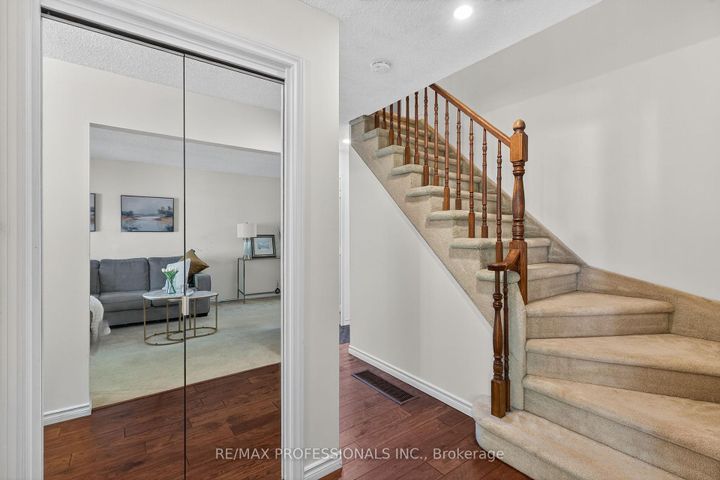 Photo 5 at 19 Salina Place, Stoney Creek, Hamilton