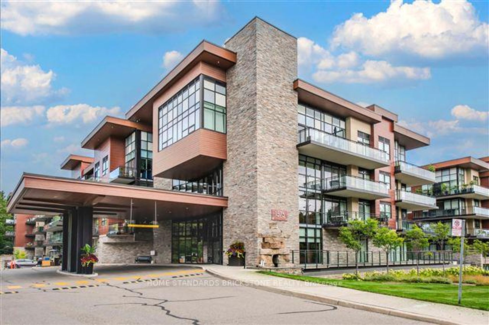 432 - 1575 Lakeshore Road W, Clarkson, Mississauga by Loree Meneguzzi Real Estate 432 - 1575 Lakeshore Road W, Clarkson, Mississauga