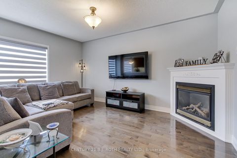 Photo 10 at 484 Menczel Crescent, Summerhill Estates, Newmarket