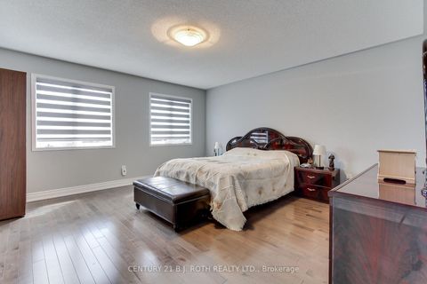 Photo 13 at 484 Menczel Crescent, Summerhill Estates, Newmarket