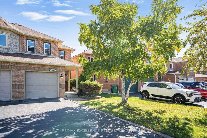 Photo 2 at 6935 Dillingwood Drive, Lisgar, Mississauga