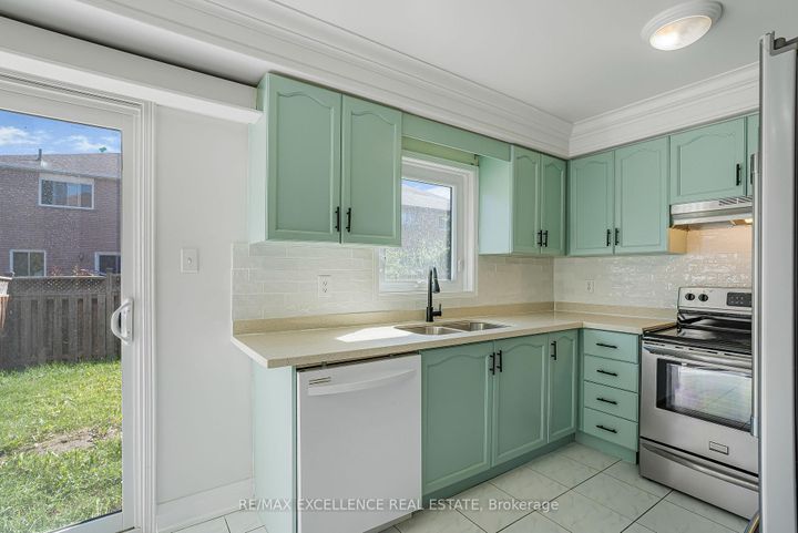 Photo 7 at 6935 Dillingwood Drive, Lisgar, Mississauga