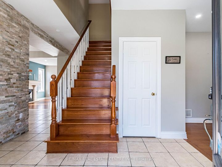 Photo 4 at 3927 Mayla Drive, Churchill Meadows, Mississauga