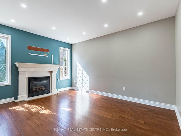 Photo 7 at 3927 Mayla Drive, Churchill Meadows, Mississauga
