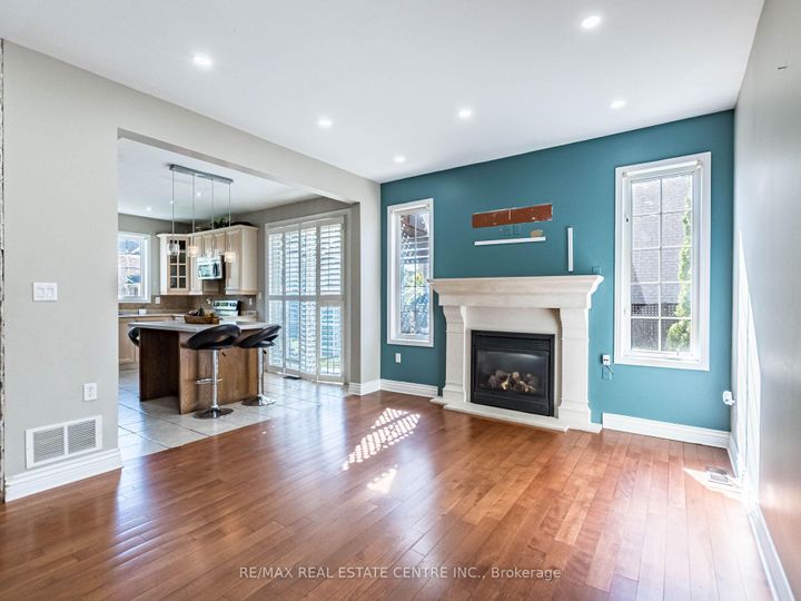 Photo 8 at 3927 Mayla Drive, Churchill Meadows, Mississauga