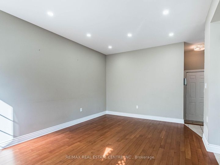 Photo 9 at 3927 Mayla Drive, Churchill Meadows, Mississauga