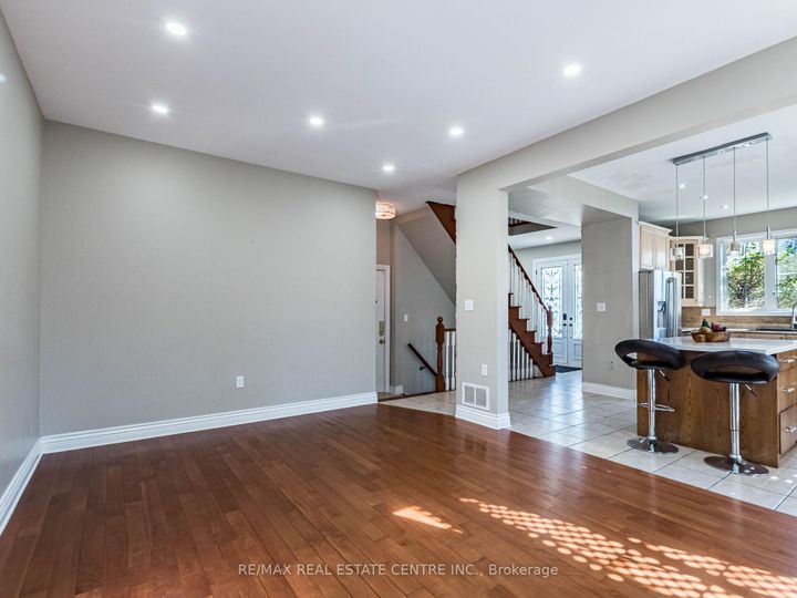 Photo 10 at 3927 Mayla Drive, Churchill Meadows, Mississauga
