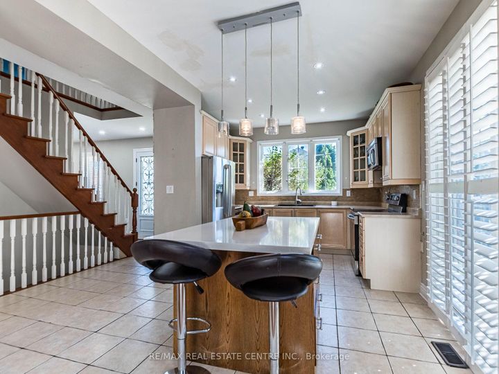 Photo 11 at 3927 Mayla Drive, Churchill Meadows, Mississauga