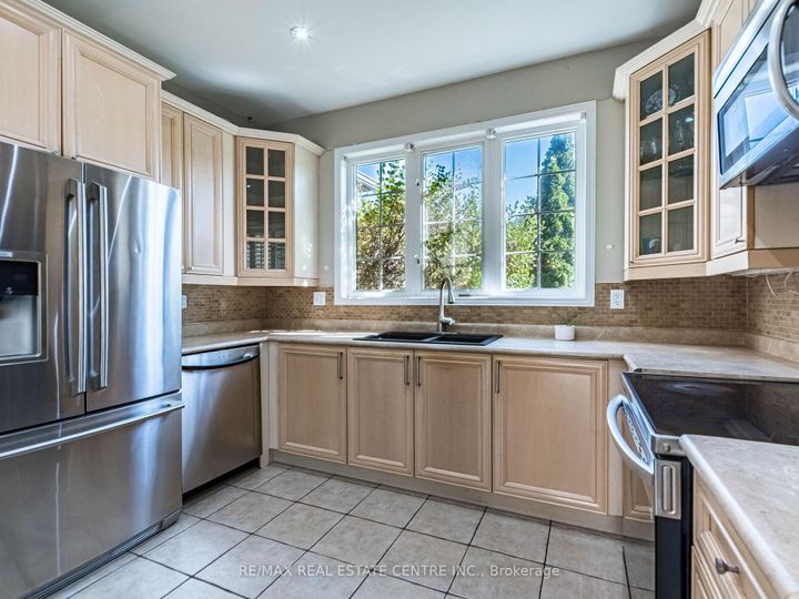 Photo 15 at 3927 Mayla Drive, Churchill Meadows, Mississauga