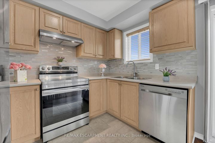 Photo 12 at 68 Powell Drive, Binbrook, Hamilton